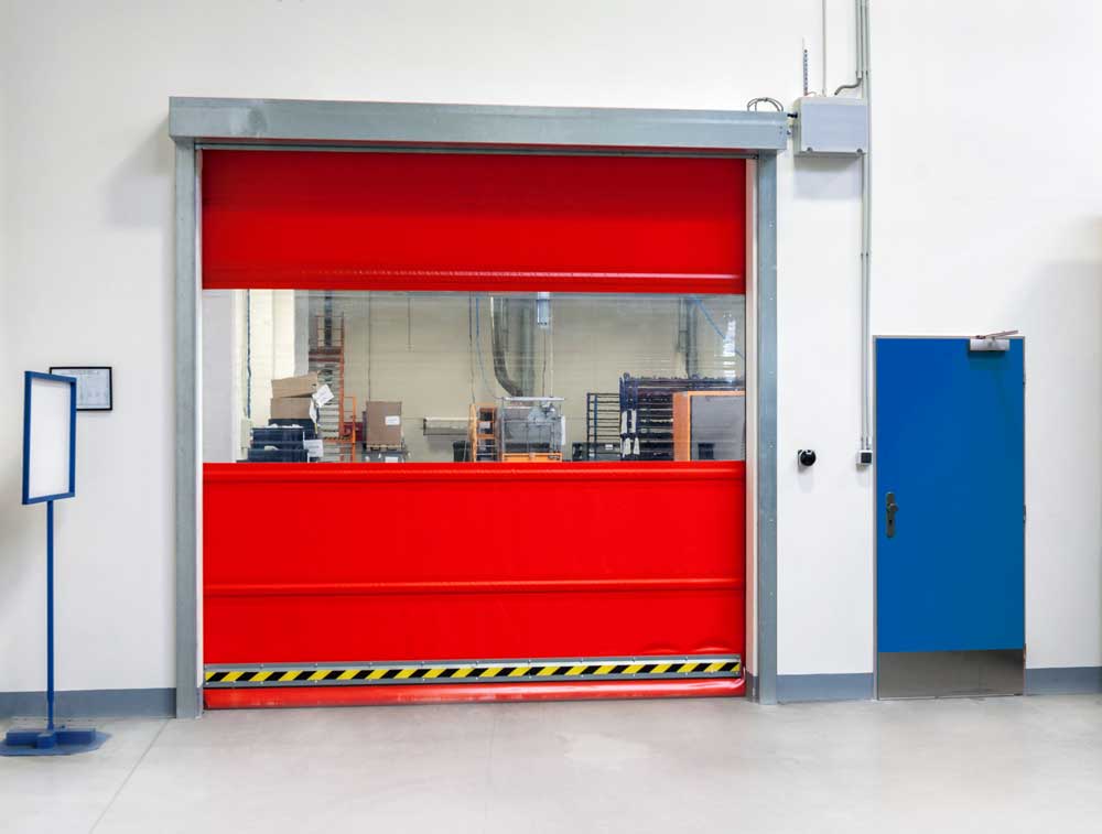 Schnelllauftor mit Seitentür in einer Fabrikhalle